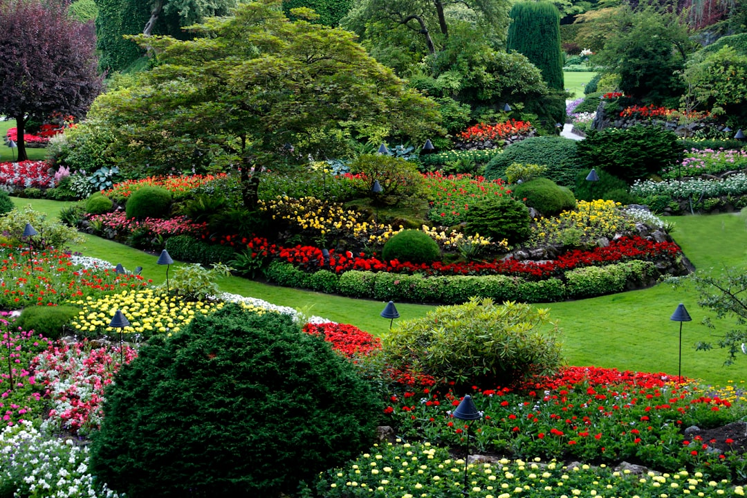 Elegante Gartenanlage mit Blumenbeeten